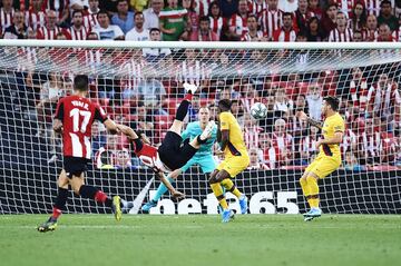 El delantero del Athletic Club enganchó esta tijera en el minuto 88 de partido la cual sirvió para que el conjunto vasco se llevara la victoria ante el Barcelona. 