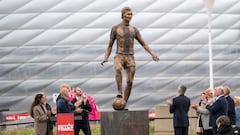 La estatua de Maradona está clavada, otros no tuvieron esa suerte