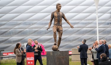 El pasado 12 de septiembre se inauguró la estatua en honor de Franz Beckenbauer. La fecha coincide con el 80 aniversario de la leyenda del fútbol alemán que falleció en enero de 2024.