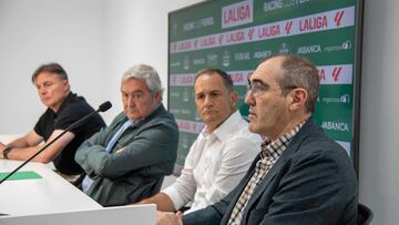 Carlos Mouriz, el primero por la derecha, junto a Manjar赤n, el presidente y Crist車bal Parralo.