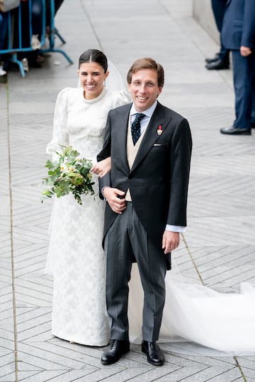 El alcalde de Madrid, José Luis Martínez-Almeida, y la sobrina segunda del Rey Felipe VI, Teresa Urquijo, salen de su boda en la parroquia San Francisco de Borja, a 6 de abril de 2024, en Madrid (España). 