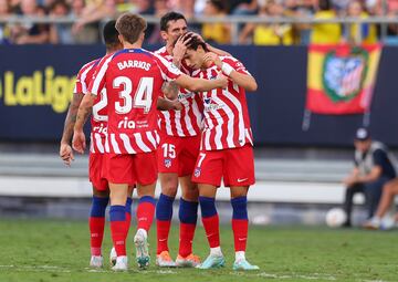 Los rojiblancos felicitan a João Félix por el 2-2.