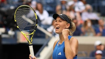 Caroline Wozniacki celebra su victoria contra Jennifer Brady en el US Open.