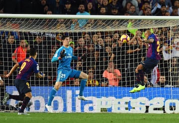 Arturo Vidal anota el 5-1 de cabeza en el partido del Clásico