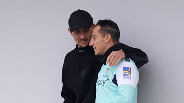 Luiz Felipe, con Guardado durante su reciente visita al Betis.