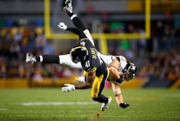 Duro partido el que se vivio en Pittsburgh, para muestra el gran esfuerzo que tuvo que hacer FB de Ravens Kyle Juszczyk para avanzar.