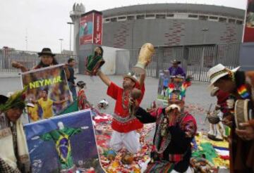 Chamanes peruanos realizan rituales al lado del Estadio Nacional de Lima. 