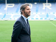 GRAFCAV622. VITORIA, 04/03/2026.-El nuevo entrenador del Deportivo Alavés, Quique Sánchez Flores, pasea por el campo durante la presentación este miércoles en la ciudad alavesa. EFE / L. Rico