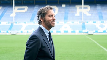 El nuevo entrenador del Deportivo Alavés, Quique Sánchez Flores, pasea por Mendizorroza