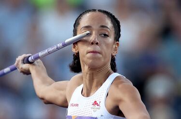 Katarina Johnson-Thompson se dispone a hacer un lanzamiento de jabalina durante la prueba de heptatlon
femenino en los Juegos de la Commonwealth, en el Alexander Stadium de Birmingham (Gran Bretaña). Como refleja el rostro de la atleta inglesa, esta especialidad requiere un gran nivel de concentración.