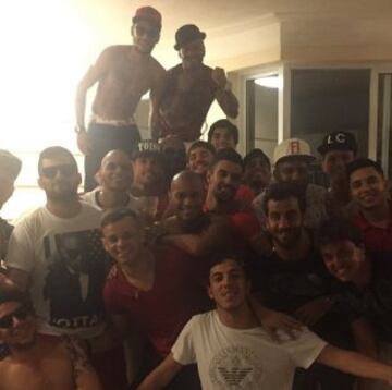 Neymar celebró las vacaciones con una fiesta con amigos. 
