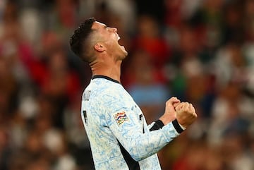 2-0. El delantero portugués celebra el gol que marca en el minuto 34 .