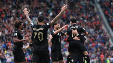 Porto (Portugal), 16/11/2025.- Portugal player Joao Neves (R) celebrates with his teammates after scoring a goal against Armenia during the FIFA World Cup 26 qualifier soccer match held at Dragao Stadium, in Porto, Portugal, 16 November 2025. (Mundial de Fútbol) EFE/EPA/MANUEL FERNANDO ARAUJO