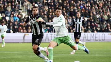 Almelo (Netherlands), 17/12/2023.- (l-r) Justin Hoogma of Heracles Almelo, Santiago Gimenez of Feyenoord during the Dutch Eredivisie match between Heracles Almelo and Feyenoord in Almelo, Netherlands, 17 December 2023. (Países Bajos; Holanda) EFE/EPA/Vincent Jannink