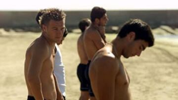 <b>PRETEMPORADA EN HUELVA. </b>Los jugadores del Sevilla entrenan en la playa de Punta del Moral.