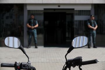 Agentes de la Guardia Civil custodian el acceso principal de la sede de la Federación Española de Fútbol, en la localidad madrileña de Las Rozas, donde se están produciendo registros en el marco de una operación anticorrupción ordenada por la Audiencia Nacional