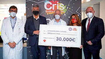 El Dr. Juan José Ríos, director médico del Hospital la Paz; Miguel Ángel Gil, consejero delegado del Atlético de Madrid; Dr. Javier Cobas, subdirector gerente del hospital; Marta Cardona, directora de CRIS contra el c&