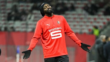 Ivorian midfielder #75 Seko Fofana (C) reacts during the warm up ahead of the French L1 football match between OGC Nice and Stade Rennais Football Club at the Allianz Riviera Stadium in Nice, south-eastern France, on January 3, 2025. (Photo by Frederic DIDES / AFP)