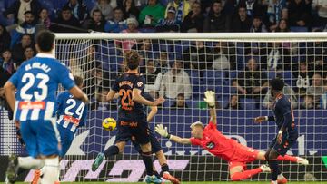 BARCELONA, 30/11/2024.- El delantero del Espanyol Irvin Cardona (2-i) marca ante el Celta, durante el partido de LaLiga que RCD Espanyol y Celta de Vigo disputan este sábado en el estadio de RCDE Stadium. en Barcelona. EFE/Marta Pérez