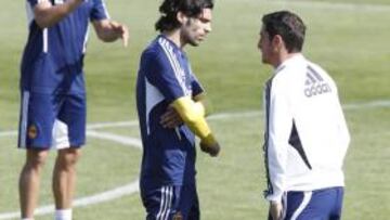 <b>DESCANSO PARA LAFITA. </b>Jiménez dialoga con Lafita, en presencia de Aranda, en la sesión de ayer.