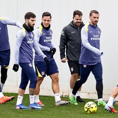 Barrios, con el grupo; y Raspadori, en el once titular del Atlético