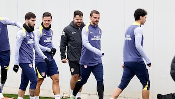 Barrios, con el grupo; y Raspadori, en el once titular del Atlético