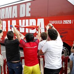 Simeone se lleva a todos y la afición despide al bus en el Cerro