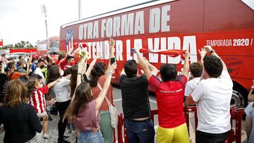 Los futbolistas del Atl&eacute;tico emprenden viaje en bus a Valladolid.