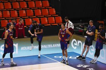 Víctor Claver, Nikola Mirotic y Pierre Oriola desolados tras finalizar el partido.