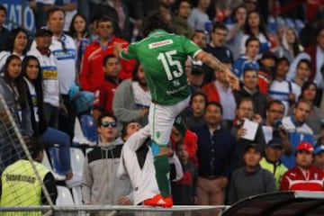 El jugador de Audax Italiano Sebastian Pol agrede a un hincha del  Universidad Catolica en el partido disputado en el estadio San Carlos de Apoquindo de Santiago, Chile.