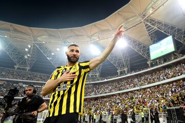 Karim Benzema fue presentado como nuevo jugador del Al Ittihad ante 35.000 personas.