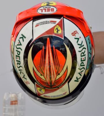 Parte superior del casco del piloto finlandés Kimi Raikkonen de Ferrari.