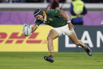 Cheslin Kolbe sentenció el encuentro encontrado espacios en el flanco derecho de la selección inglesa. Sacó la moto, batió a dos defensores con un contrapie tremendo y se fue hasta el banderín.