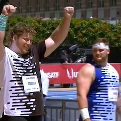 El récord mundial de peso más salvaje de Crouser: 23,56 y la bola choca contra el muro