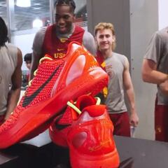 Watch: Vanessa Bryant gifts USC team new Nike Kobe sneakers