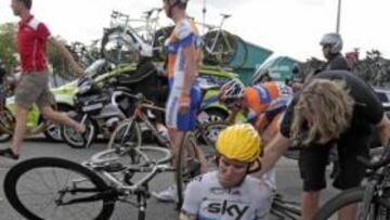 <b>POR LOS SUELOS. </b>Cavendish se duele instantes después de la caída sufrida ayer camino de Ruán.