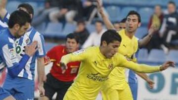 <b>NUEVA DERROTA. </b>Jano, el central berciano, no pudo evitar que su equipo perdiera otro partido más.