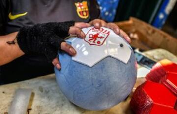 ABalones colgados de los balcones, la estatua de un balón en la plaza del pueblo, un museo del balón, 20 fábricas de balones... está claro de qué vive el pequeño pueblo colombiano de Monguí.