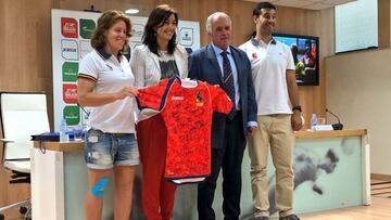 María José Rienda poca junto a Alfonso Feijoo en el acto de despedida de las 'Leonas' que disputarán las World Series de Seven en Estados Unidos.