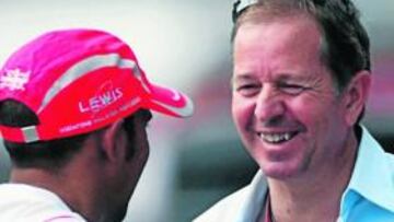 <b>NO ES SU FAVORITO. </b>Brundle charla con Lewis Hamilton.