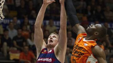 Doellman y Sato pelean por un rebote.