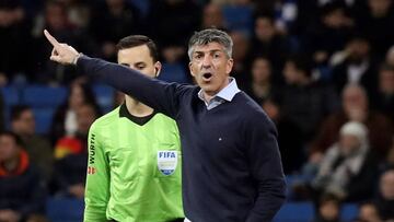 Imanol Alguacil, dirigiendo a la Real Sociedad en el Bernabéu.