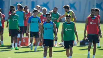 Los jugadores del Barça se refrescan en una pausa del entrenamiento de ayer en Sant Joan Despí.