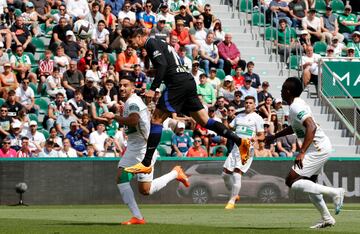 El delantero del Atl¨¦tico de Madrid lo intenta de cabeza sin ¨¦xito.