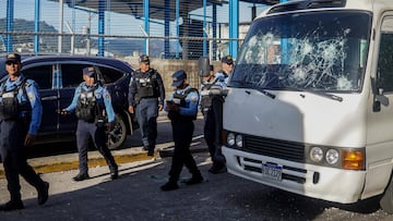 La trifulca fue provocada por aficionados de ambos de equipos, quienes comenzaron a lanzarse todos los objetos que se encontraron; hay una persona en estado crítico por impacto de bala