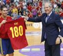 España se da un festín goleador en el homenaje a Kike Boned