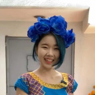 Soojini, mejor conocida como “Chingu Amiga”, es una coreana que vive en Monterrey, Nuevo León, y ha alcanzado gran popularidad en TikTok y YouTube gracias a sus videos que comparan ambas culturas.
