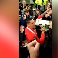 Torres, desatado: se va con la afición y canta con el megáfono