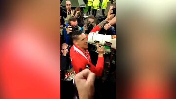 Fernando Torres desatado: se fue a cantar con la hinchada