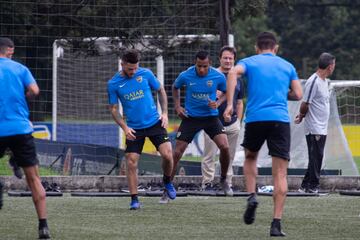 El equipo argentino hizo un trabajo regenerativo en la cancha principal de la Federación Colombia de Fútbol. Villa y Fabra, los dos colombianos presentes. 